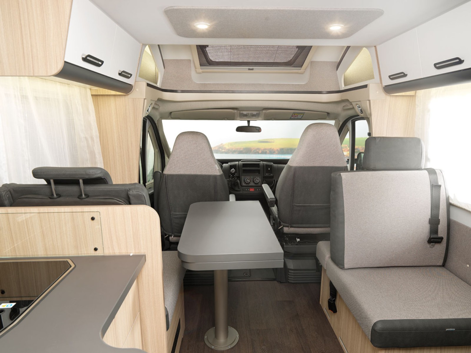 Opgeklapte dinette in de Sun Living S72DL camper, waarbij de tafel is neergeklapt en de zithoek is omgevormd tot een extra slaapplaats.